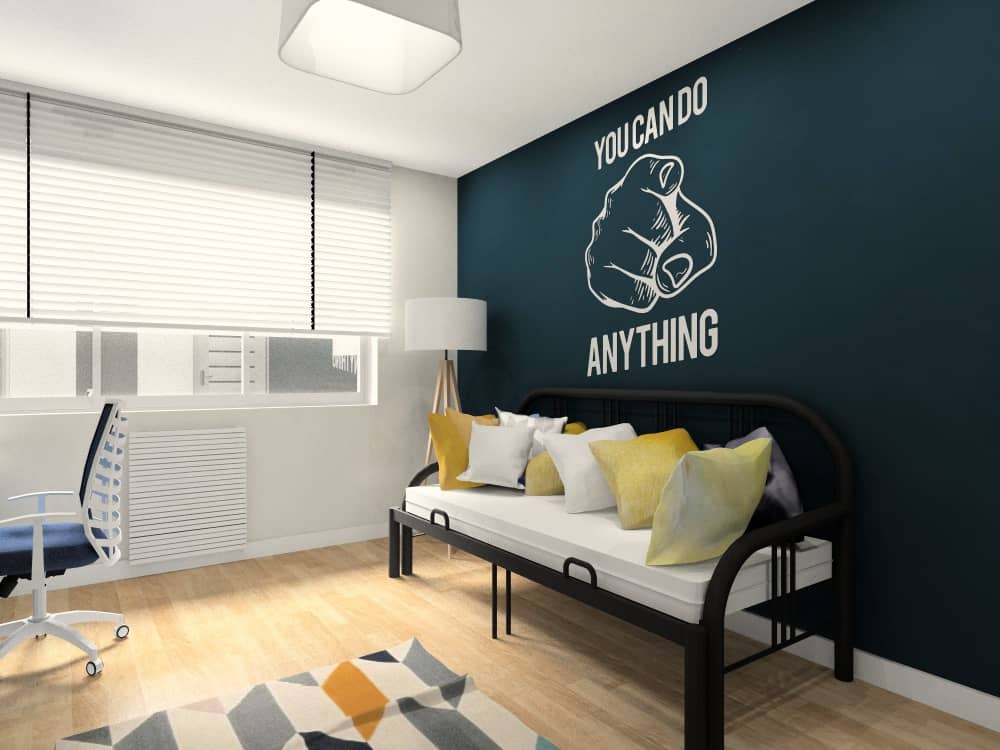 Aranzacja pokoju młodzieżowego, łózko Ikea na tle ściany granatowej z białym napisem, żółte poduszki